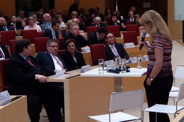 v. l. Brnd Possel, Josef Zellmeier, Emilia Müller und am Mikrofon Mechthilde Wittmann MdL