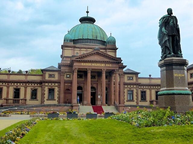 Das Kaiser-Wilhelms-Bad und das Standbild Wilhelms I.