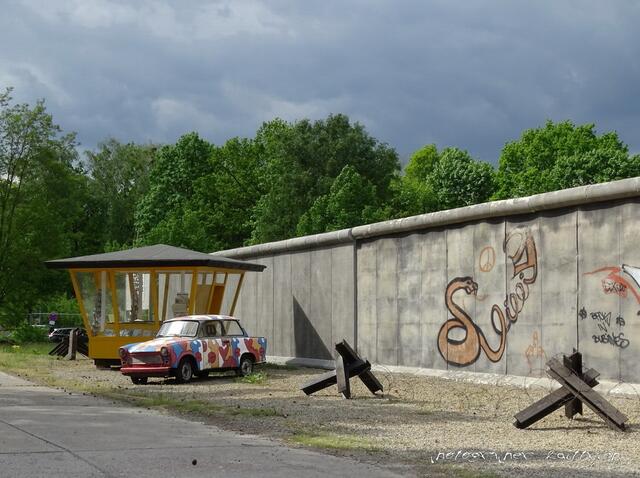 ..die Mauer mit Trabbi