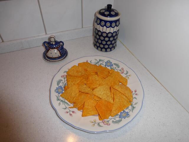 Chips (Menge nach Appetit) auf einem flachen Teller verteilen.