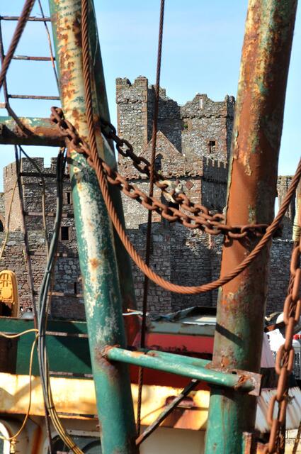 Blick vom Hafen zur Burg in Peel, isle of Man