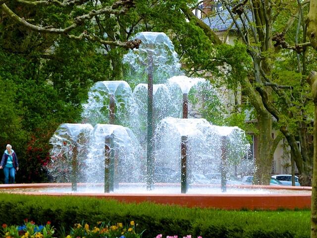 Vom Hotel Maritim blickt man auf diesen Brunnen im Kurpark, abends wunderschön farbig beleuchtet.
