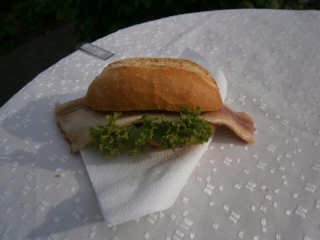 Frisch geräucherte Edersee-Forelle im Brötchen mit etwas Meerrettich: LECKER