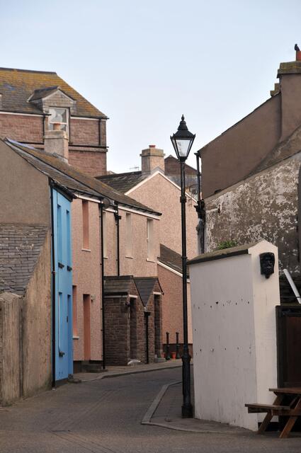 Gasse am Hafen von Peel.