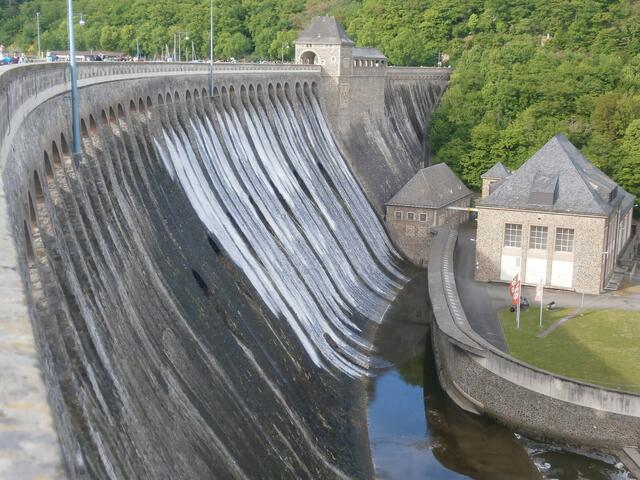 Plötzlich rauschte das Wasser