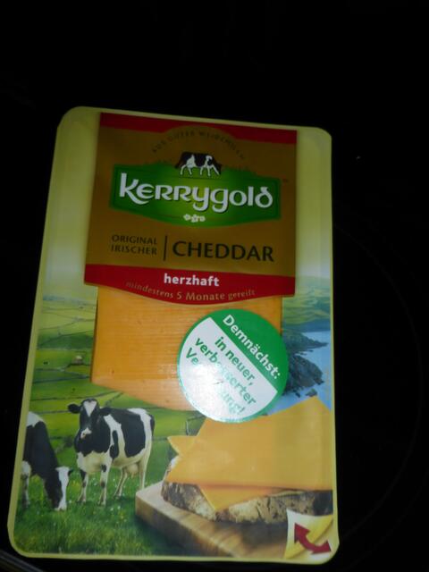 Geschnittener Cheddar-Käse. Kräftig gelb und herzhaft sollte er sein.
