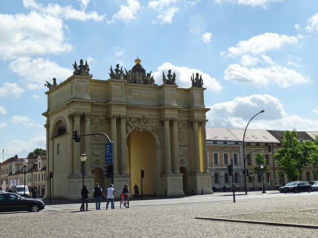 ..das kleine "Brandenburger Tor" mit Krone/Westseite