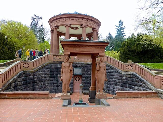 Der Elisabethen-Brunnen im Kurpark, über den der berühmte Chemiker Prof. Justus von Liebig nach seiner Analyse 1836 schrieb: „Es möchte in Deutschland wohl schwer sein, ein Mineralwasser zu finden, welches gleichen Reichtum an wirksamen Bestandteilen wie der Homburger Elisabethenbrunnen darzubieten vermöchte.“