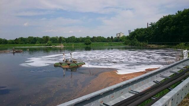 das Klärbecken der Zuckerfabrik - Enten tummeln sich in diesem Wasser -- kann also nicht so "schlimm" sein