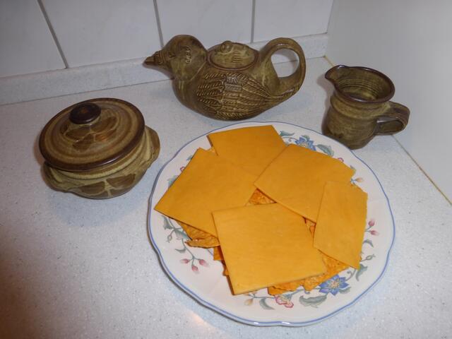 Chips vollständig mit Käse bedecken und in die Mikrowelle stellen.