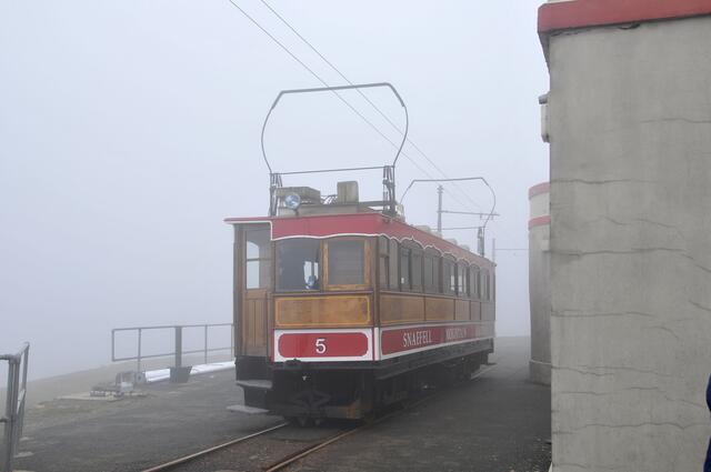 Haltestelle im Nebel: Historische Tram auf dem Snaefell.