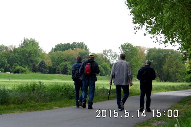 Die Herren waren gut ausgestattet. Mit Stock und Hut, Rucksack und Liederbuch. "Mein Vater war ein Wandersmann und mir liegt´s auch im Blut ..."