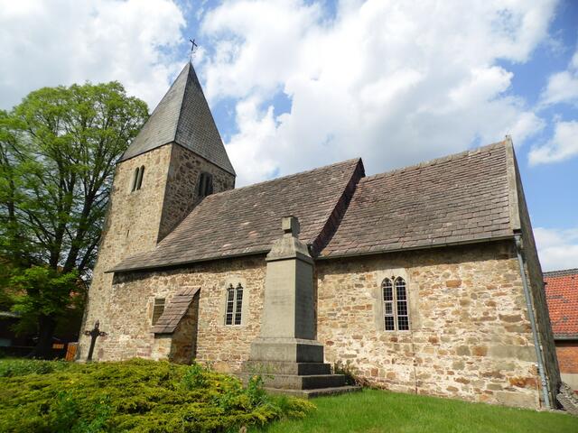 Die kleinen Dorkirchen inmitten der alten Friedhöfe  weisen einen trutzigen Charakter auf. Aus Feldsteinen sind sie errichtet. Und natürlich hat jedes Dorf Tote aus den verschiedenen Kriegen zu beklagen.