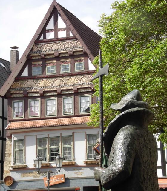 Der Nachtwächter blickt auf die ehemalige Universitätskomisse.