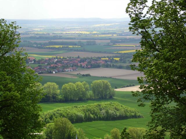 Unten das Dorf Welsede. Dahinter die Berglandschaft bei Hameln.