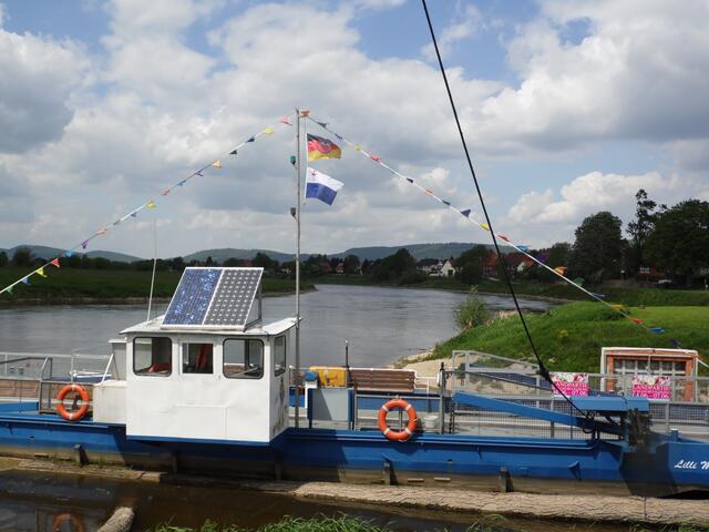 Die Gierseilfähre wird von der Strömung angetrieben. Seit einem halben Jahrhundert bringt ein Fährmann Menschen, Vieh, Wagen und heute auch Autos über den Fluss.