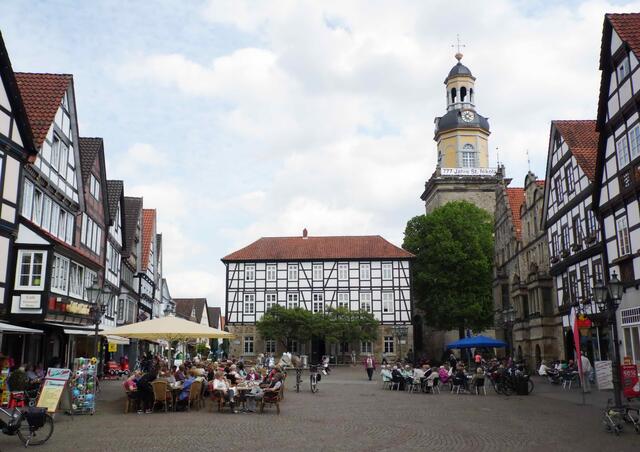 Rinteln ist ein schönes Fachwerkstädtchen. Da kann man schon mal eine Pause einlegen. Der Marktplatz mit St. Nikolai.