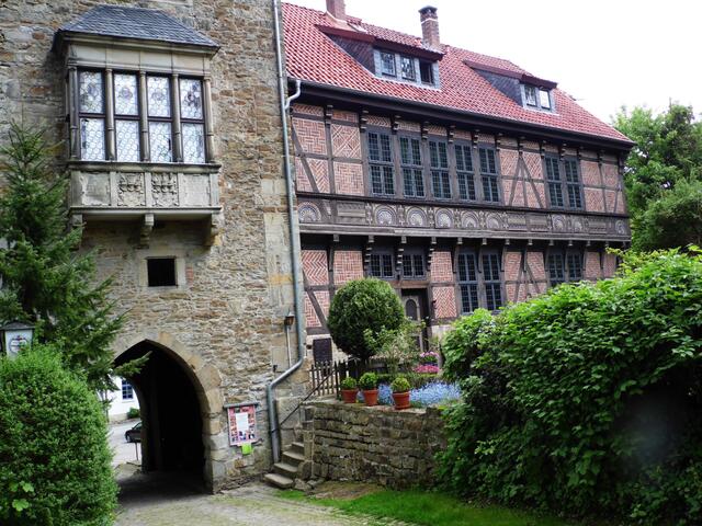 Durch das Torhaus betritt man die Anlage des romantischen Ensembles.