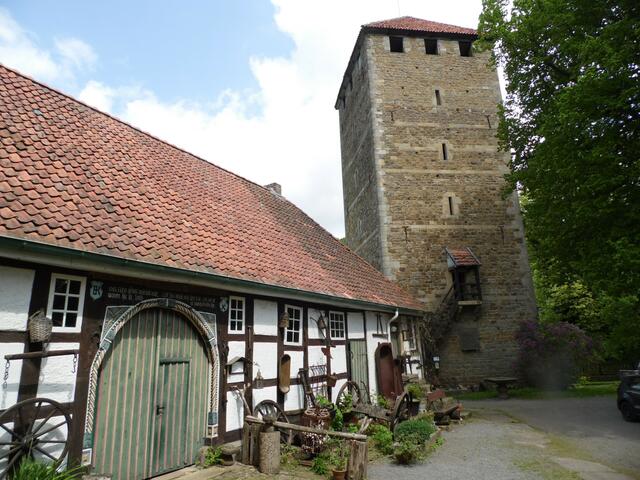 Der 30 Meter hohe Bergfried kann erstiegen werden.