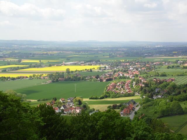Der Blick über das Schaumburger Land zum Lipperland hin. Hinten die Höhenzüge des Teutoburger Waldes. Links am Bildrand erkennbar das Band der Weser.