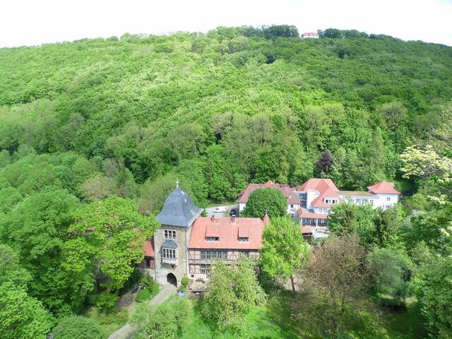Zu Füßen die Burganlage mit dem Torhaus.