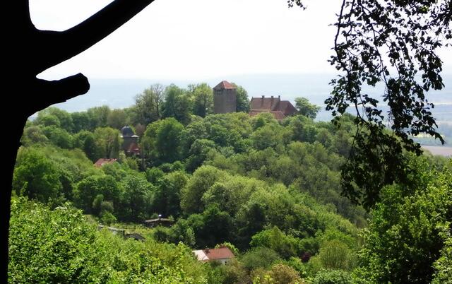 Dann geht`s mit dem Rad steil bergab. Ein schöner Blick tut sich auf.