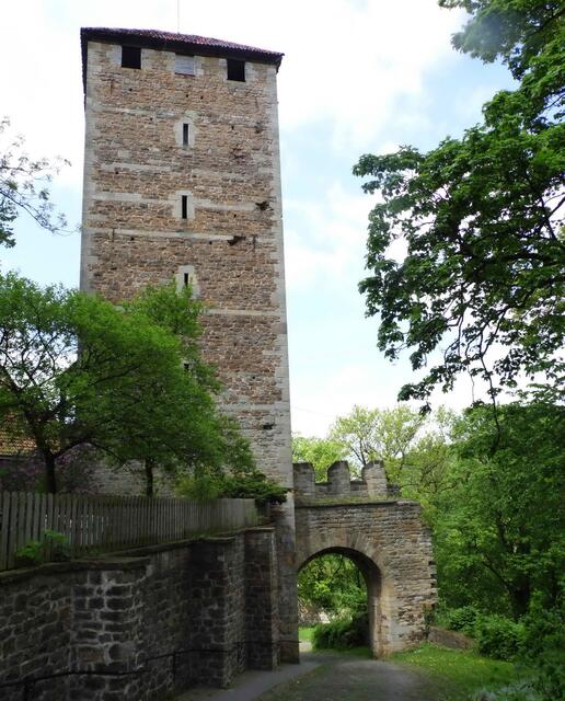 Noch heute kann man erkennen, wie wehrhaft sie einmal war. Natürlich gab es damals auch Wassergräben mit Zugbrücken.