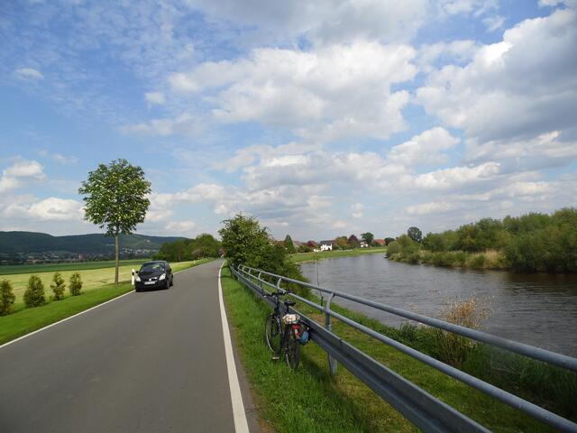 Mal radeln wir über wenig befahrene Straßen, mal über den Weser-Radweg. Von einem Dorf zum nächsten.