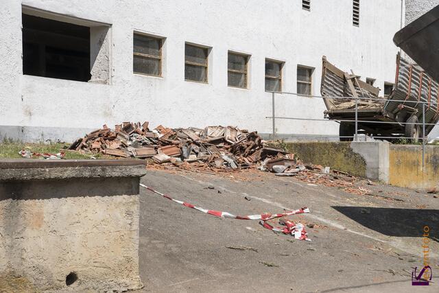 Nur etwa zwei Minuten stürmte ein Tornado in der Nacht zum 14. Mai 2015 durch den Norden des Landkreises Aichach-Friedberg und stürzte die Bewohner im oft existenzielle Not. 178 Gebäude sind zerstört, bereits 70 Gebüde mussten abgerissen werden.