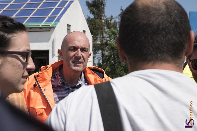 Nur etwa zwei Minuten stürmte ein Tornado in der Nacht zum 14. Mai 2015 durch den Norden des Landkreises Aichach-Friedberg und stürzte die Bewohner im oft existenzielle Not. 178 Gebäude sind zerstört, bereits 70 Gebäude mussten abgerissen werden. Vor Ort in Gebenhofen mit der Führungsgruppe Katastrophenschutz ist Aichach-Friedbergs Landrat Dr. Klaus Metzger