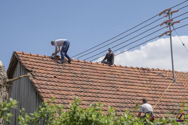 Nur etwa zwei Minuten stürmte ein Tornado in der Nacht zum 14. Mai 2015 durch den Norden des Landkreises Aichach-Friedberg und stürzte die Bewohner im oft existenzielle Not. 178 Gebäude sind zerstört, bereits 70 Gebäude mussten abgerissen werden. Helfer bei Reparatur und Instandsetzungsarbeiten