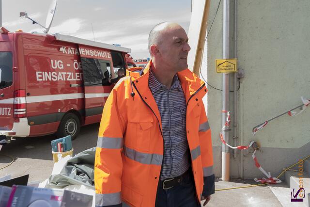 Nur etwa zwei Minuten stürmte ein Tornado in der Nacht zum 14. Mai 2015 durch den Norden des Landkreises Aichach-Friedberg und stürzte die Bewohner im oft existenzielle Not. 178 Gebäude sind zerstört, bereits 70 Gebüde mussten abgerissen werden. Vor Ort in Gebenhofen mit der Führungsgruppe Katastrophenschutz ist Aichach-Friedbergs Landrat Dr. Klaus Metzger