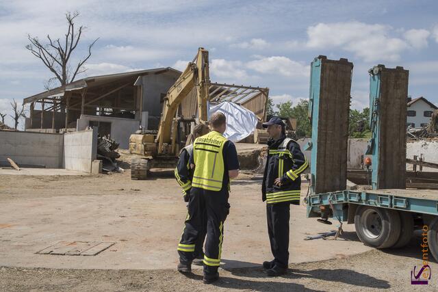 Nur etwa zwei Minuten stürmte ein Tornado in der Nacht zum 14. Mai 2015 durch den Norden des Landkreises Aichach-Friedberg und stürzte die Bewohner im oft existenzielle Not. 178 Gebäude sind zerstört, bereits 70 Gebäude mussten abgerissen werden. Einsatzbesprechung der Helfer vor Ort.