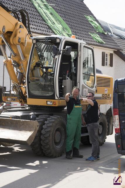 Nur etwa zwei Minuten stürmte ein Tornado in der Nacht zum 14. Mai 2015 durch den Norden des Landkreises Aichach-Friedberg und stürzte die Bewohner im oft existenzielle Not. 178 Gebäude sind zerstört, bereits 70 Gebäude mussten abgerissen werden. Einsatzbesprechung der Helfer vor Ort.