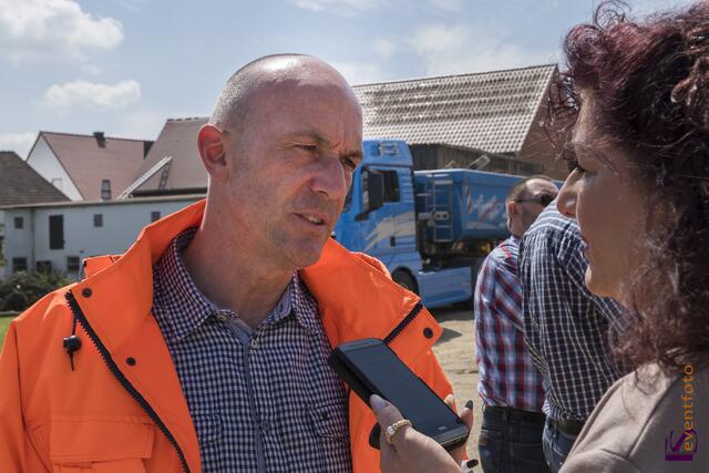 Nur etwa zwei Minuten stürmte ein Tornado in der Nacht zum 14. Mai 2015 durch den Norden des Landkreises Aichach-Friedberg und stürzte die Bewohner im oft existenzielle Not. 178 Gebäude sind zerstört, bereits 70 Gebäude mussten abgerissen werden. myheimat-Reporterin Sabina Scherer im Gespräch mit Aichach-Friedbergs Landrat Dr. Klaus Metzger