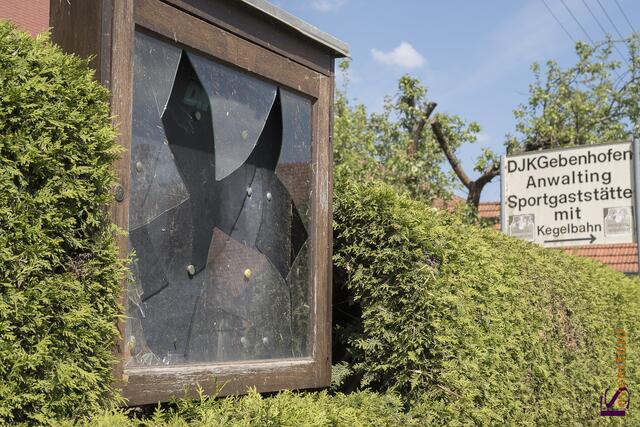 Nur etwa zwei Minuten stürmte ein Tornado in der Nacht zum 14. Mai 2015 durch den Norden des Landkreises Aichach-Friedberg und stürzte die Bewohner im oft existenzielle Not. 178 Gebäude sind zerstört, bereits 70 Gebäude mussten abgerissen werden.