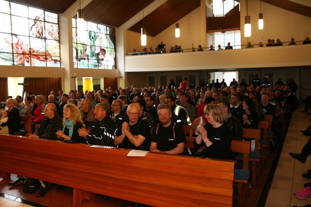 Bis auf den letzten Platz gefüllt - die Kirche Christkönig beim 18. Ökumenischen Motorradgottesdienst | Foto: Dieter Schnecker