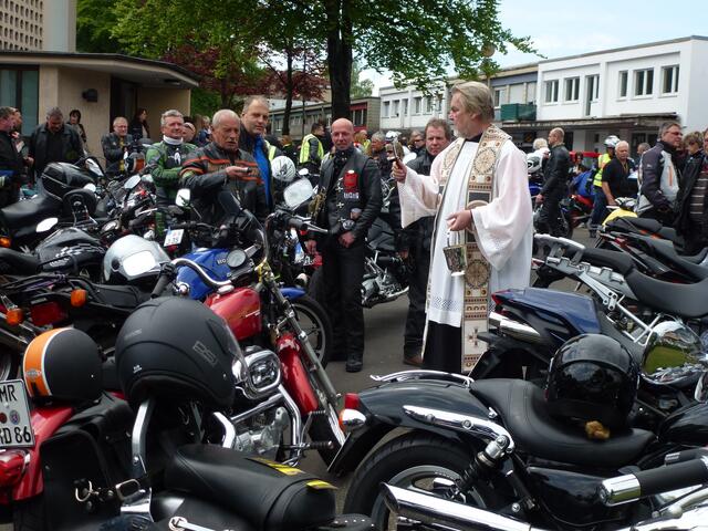 Pfarrer Diethelm Vogel - selber aktiver Motorradfahrer - segnet die Motorräder und die Fahrer/Beifahrer