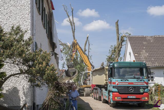 Nur etwa zwei Minuten stürmte ein Tornado in der Nacht zum 14. Mai 2015 durch den Norden des Landkreises Aichach-Friedberg und stürzte die Bewohner im oft existenzielle Not. 178 Gebäude sind zerstört, bereits 70 Gebüde mussten abgerissen werden.