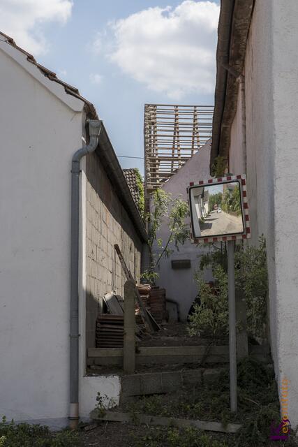Nur etwa zwei Minuten stürmte ein Tornado in der Nacht zum 14. Mai 2015 durch den Norden des Landkreises Aichach-Friedberg und stürzte die Bewohner im oft existenzielle Not. 178 Gebäude sind zerstört, bereits 70 Gebäude mussten abgerissen werden.