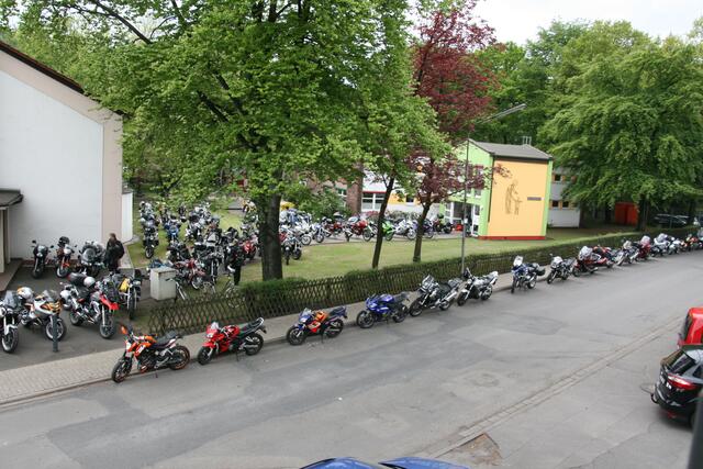 Die Parkplätze vor Christkönig reichten nicht aus, den 220 Motorrädern genügend Platz zu geben.