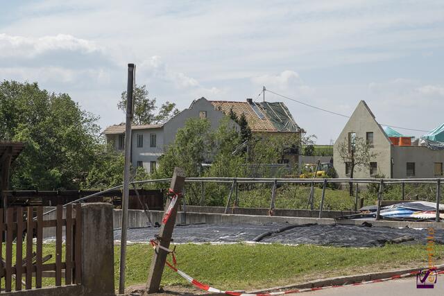 Nur etwa zwei Minuten stürmte ein Tornado in der Nacht zum 14. Mai 2015 durch den Norden des Landkreises Aichach-Friedberg und stürzte die Bewohner im oft existenzielle Not. 178 Gebäude sind zerstört, bereits 70 Gebüde mussten abgerissen werden.