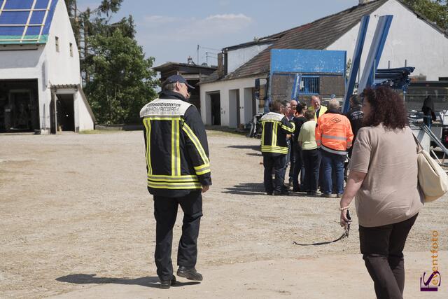 Nur etwa zwei Minuten stürmte ein Tornado in der Nacht zum 14. Mai 2015 durch den Norden des Landkreises Aichach-Friedberg und stürzte die Bewohner im oft existenzielle Not. 178 Gebäude sind zerstört, bereits 70 Gebäude mussten abgerissen werden.