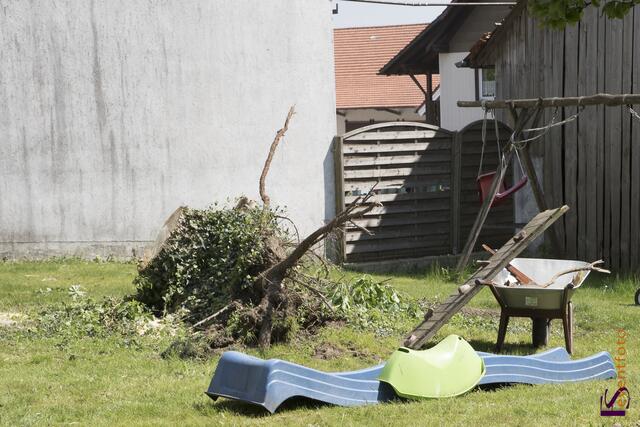 Nur etwa zwei Minuten stürmte ein Tornado in der Nacht zum 14. Mai 2015 durch den Norden des Landkreises Aichach-Friedberg und stürzte die Bewohner im oft existenzielle Not. 178 Gebäude sind zerstört, bereits 70 Gebäude mussten abgerissen werden.