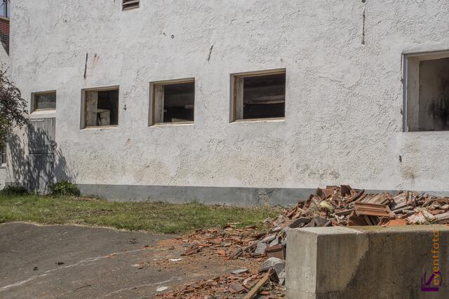Nur etwa zwei Minuten stürmte ein Tornado in der Nacht zum 14. Mai 2015 durch den Norden des Landkreises Aichach-Friedberg und stürzte die Bewohner im oft existenzielle Not. 178 Gebäude sind zerstört, bereits 70 Gebäude mussten abgerissen werden. Einsatzbesprechung der Helfer vor Ort.