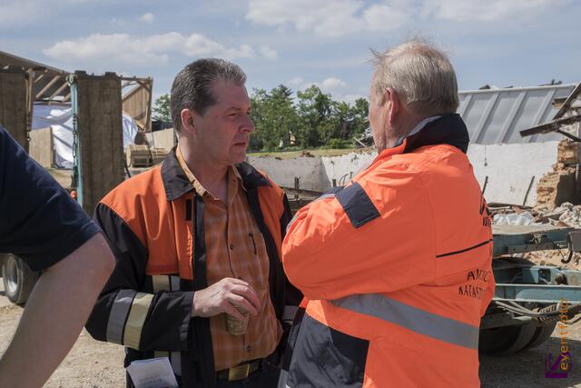 Nur etwa zwei Minuten stürmte ein Tornado in der Nacht zum 14. Mai 2015 durch den Norden des Landkreises Aichach-Friedberg und stürzte die Bewohner im oft existenzielle Not. 178 Gebäude sind zerstört, bereits 70 Gebäude mussten abgerissen werden. Einsatzbesprechung der Helfer vor Ort.