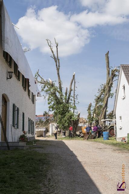 Nur etwa zwei Minuten stürmte ein Tornado in der Nacht zum 14. Mai 2015 durch den Norden des Landkreises Aichach-Friedberg und stürzte die Bewohner im oft existenzielle Not. 178 Gebäude sind zerstört, bereits 70 Gebäude mussten abgerissen werden. Einsatzbesprechung der Helfer vor Ort.