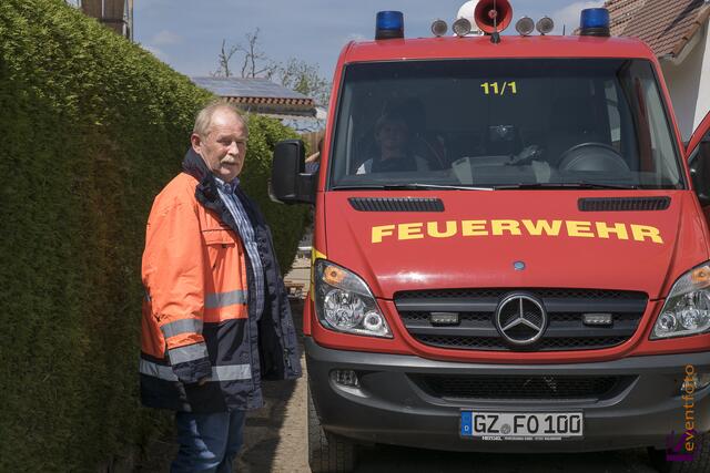 Nur etwa zwei Minuten stürmte ein Tornado in der Nacht zum 14. Mai 2015 durch den Norden des Landkreises Aichach-Friedberg und stürzte die Bewohner im oft existenzielle Not. 178 Gebäude sind zerstört, bereits 70 Gebäude mussten abgerissen werden. Vor Ort in Gebenhofen mit der Führungsgruppe Katastrophenschutz ist auch Aichach-Friedbergs stellvertretender Landrat Manfred Losinger