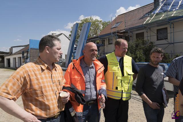 Nur etwa zwei Minuten stürmte ein Tornado in der Nacht zum 14. Mai 2015 durch den Norden des Landkreises Aichach-Friedberg und stürzte die Bewohner im oft existenzielle Not. 178 Gebäude sind zerstört, bereits 70 Gebäude mussten abgerissen werden. Einsatzbesprechung der Helfer vor Ort.