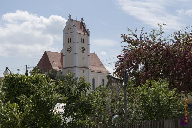 Nur etwa zwei Minuten stürmte ein Tornado in der Nacht zum 14. Mai 2015 durch den Norden des Landkreises Aichach-Friedberg und stürzte die Bewohner im oft existenzielle Not. 178 Gebäude sind zerstört, bereits 70 Gebäude mussten abgerissen werden.Verschont blieb die Kirche in Gebenhofen